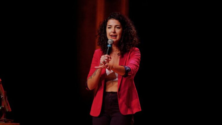 Atriz Giovana Fagundes retorna a Fortaleza com o show solo “As Histórias que Nos Contaram” neste domingo (16)
