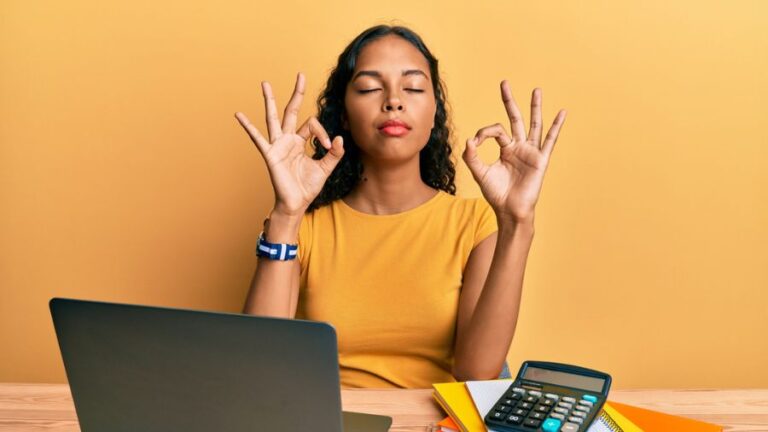 Yoga no ambiente de trabalho: Cinco benefícios para uma rotina mais saudável e produtiva