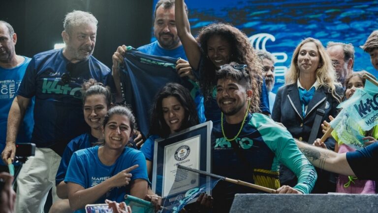 Kite for the Ocean bate recorde mundial de kitesurf e irá retirar 44 toneladas de lixos do oceano