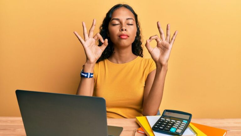 Yoga no ambiente de trabalho: Cinco benefícios para uma rotina mais saudável e produtiva