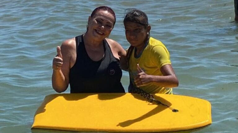 Projeto Caminhando Juntos une gerações em torno do surfe