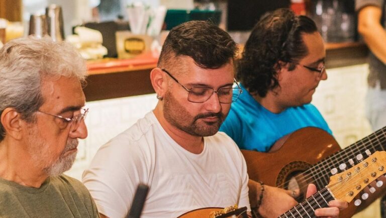 Saideira do Giz anima o domingo com apresentação da banda Quarteto 4e20 e convidados