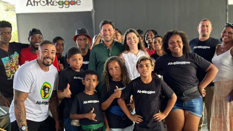 Senador Rodrigo Cunha do Podemos visita sede do AfroReggae em Vigário Geral