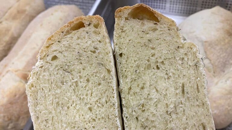 Com receita saudável e de baixo custo, conheça o pão de capim santo