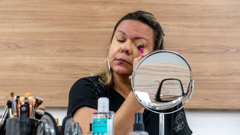 Prática de automaquiagem pode ser vantajosa, mas exige cuidados