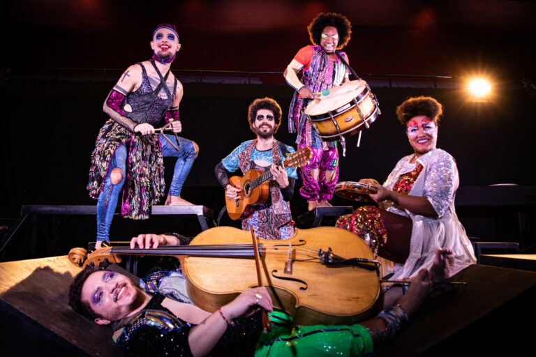 Ingressos para o musical “Jacksons do Pandeiro”, da Barca dos Corações Partidos, seguem à venda no Cineteatro São Luiz e Sympla