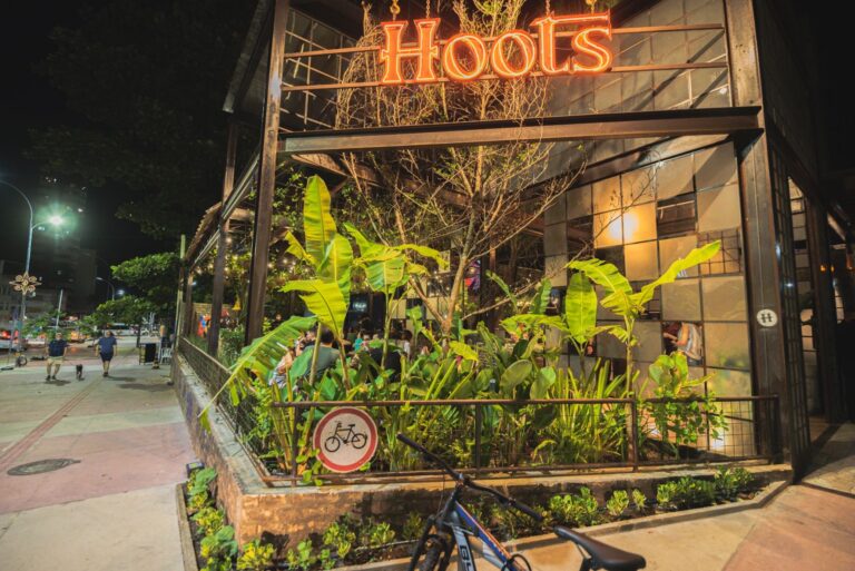 Com show de Rayana Fortes e pacotes promocionais, Hoots Gastrobar prepara programação especial para o Dia dos Namorados
