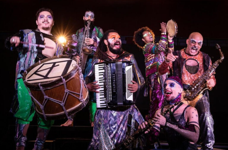 Premiado musical “Jacksons do Pandeiro”, da Barca dos Corações Partidos, chega ao Cineteatro São Luiz