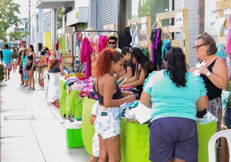 Descontos, feiras de gastronomia, artesanato, vinil  e apresentações musicais marcam o 9º Mega Bazar da Avenida Monsenhor Tabosa 
