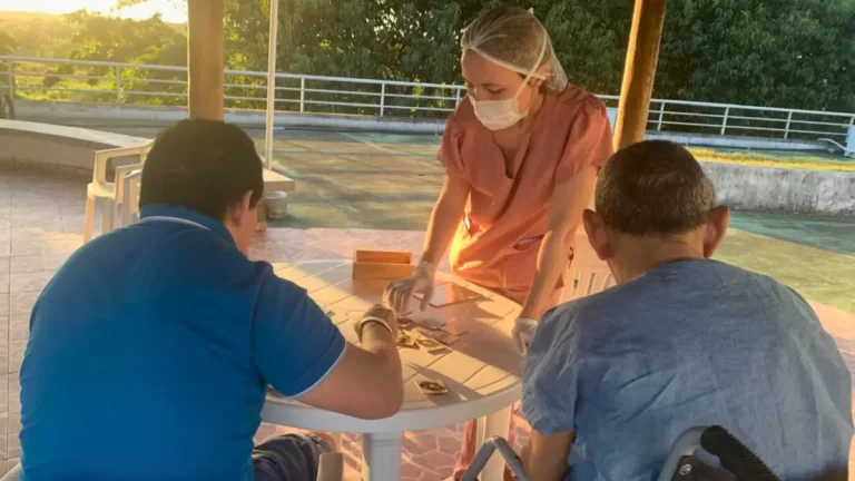 Jogos como xadrez e quebra-cabeça ajudam na reabilitação de pacientes na Casa de Cuidados do Ceará