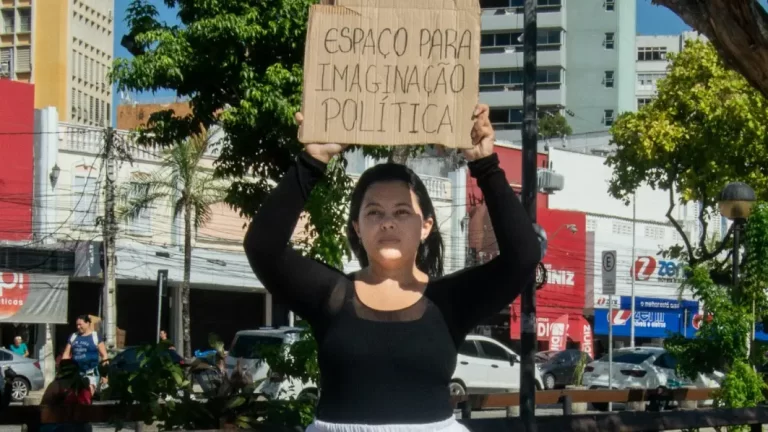 Artista cearense transforma espaços públicos em territórios políticos a partir da performance