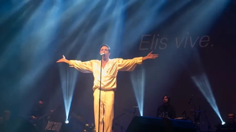 Cantando clássicos da MPB, Marcos Lessa celebrou Elis Regina em noite especial no Cineteatro São Luiz