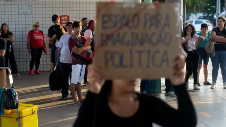 Performance urbana “Espaço para Imaginação Política”, de Vitória Vaz, segue acontecendo em espaços públicos