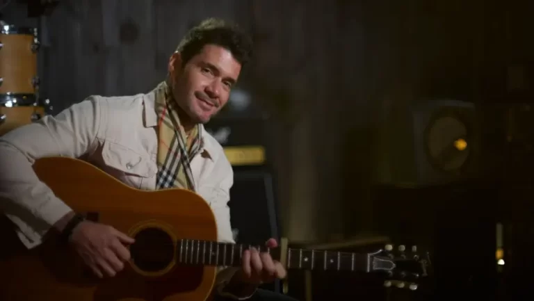 Paulo Sérgio Porto, ex-vocalista da Zero 85, retorna aos palcos em carreira solo e apresenta novo projeto musical
