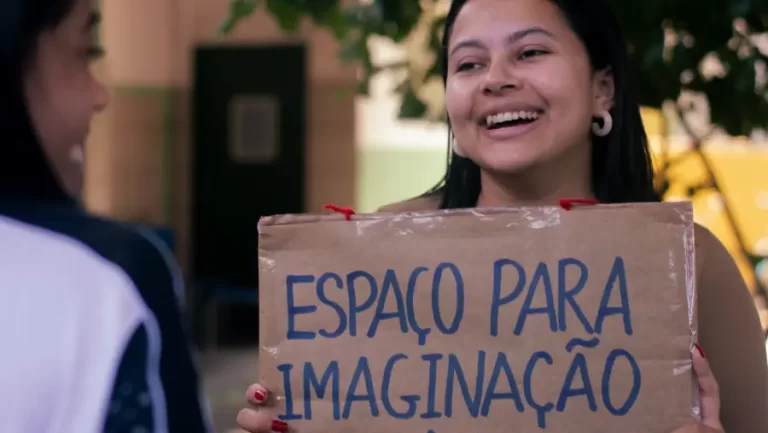 Vitória Vaz encerra temporada da performance urbana “Espaço para Imaginação Política” nesta segunda, na Praça do Ferreira