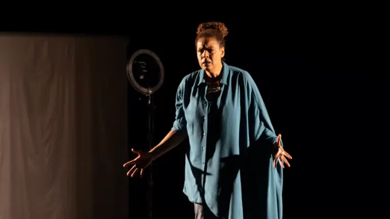 CAIXA CULTURAL FORTALEZA APRESENTA PEÇA QUE ABORDA OS DESAFIOS DE UMA MÃE PRETA DIANTE DO RACISMO DA SOCIEDADE