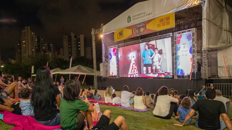 Cine Ar Livre realiza exibição gratuita e a céu aberto de filmes em diferentes bairros de Fortaleza
