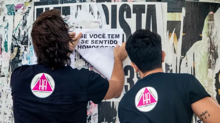Clínica de Reabilitação para Homofóbicos: performance leva reflexão para espaços públicos de Fortaleza