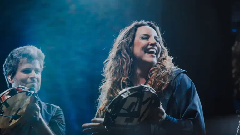 ANA CANTA CÁSSIA  “ESTRANHO SERIA SE EU NÃO ME APAIXONASSE POR VOCÊ”