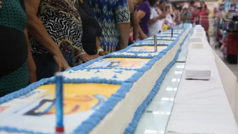 Supermercado Guará comemora aniversário com bolo de 17 metros para os clientes