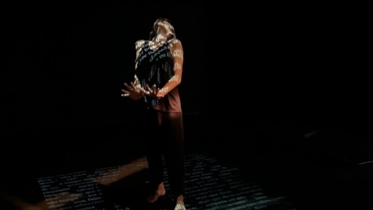 Espetáculo “Deriva 72”, de Carolina Wiehoff e Paulo Caldas, realiza temporada no Hub Cultural Porto Dragão