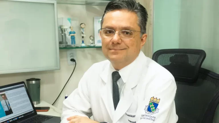 Dr. Leonardo Bezerra ministra palestra sobre políticas públicas para o tratamento da endometriose na 14ª Jornada Científica do HGCC