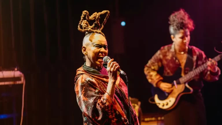 Marta Aurélia leva show “Tectônica” para o teatro do Hub Cultural Porto Dragão