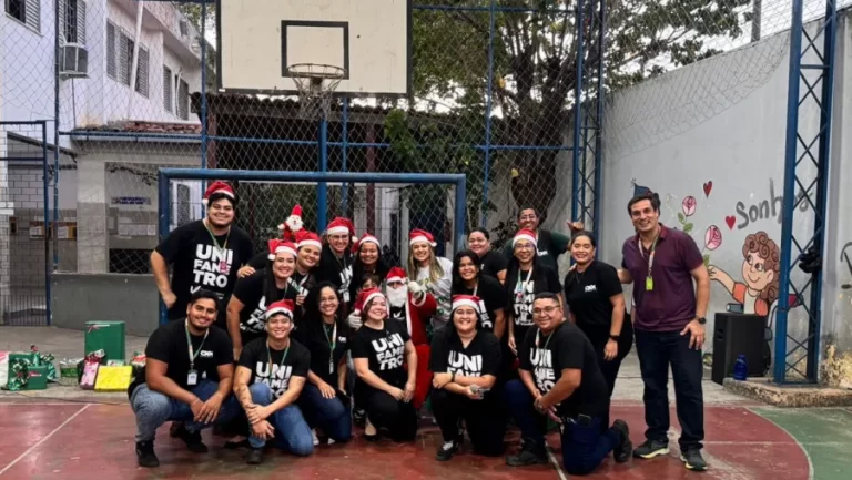 Natal de Sorrisos: Unifametro realiza entrega de presentes no Morro do Ouro, em Fortaleza