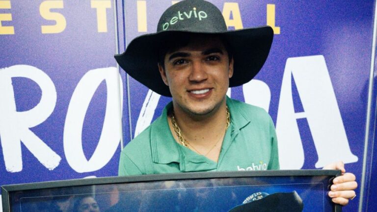 Natanzinho Lima alcança 1 bilhão de streams nas plataformas digitais
