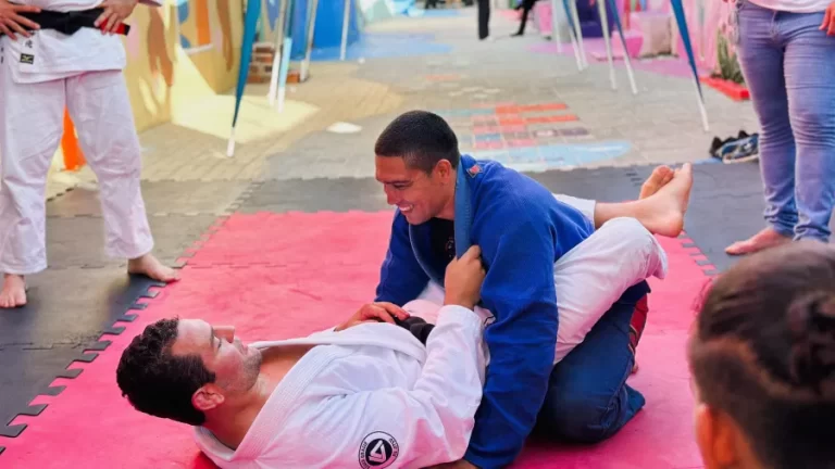 Instituto Pensando Bem recebe o lutador Rayron Gracie no Beco Céu