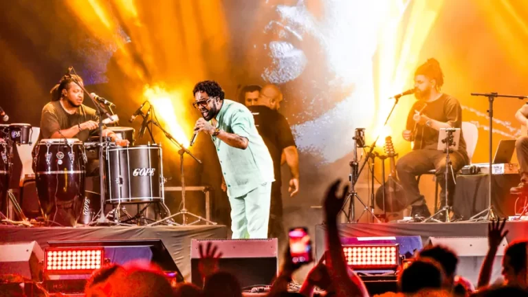 Xande de Pilares faz show da turnê “Xande Canta Caetano” no dia 25 de janeiro na Santa Praia