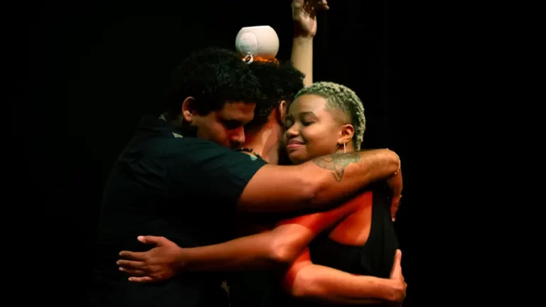 Com Um Artista Periférico, Clau Moreira e Mateus Fazeno Rock, espetáculo “Eaí População!?” faz temporada no Hub Cultural Porto Dragão