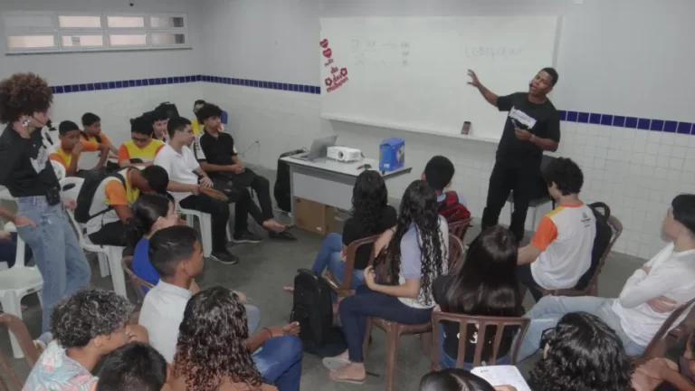 Projeto Cine Clandestino leva cinema gratuito para estudantes de escolas públicas de Fortaleza