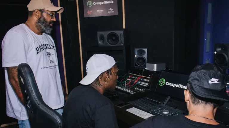 CAIO LUCCAS VISITA ESTÚDIO DA CRESPO MUSIC AO LADO DO PRODUTOR LELECO, DA INVEST SHOWS E EVENTOS
