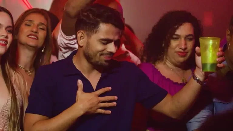 Evoney Fernandes faz lançamento duplo nesta sexta-feira: Saiba tudo sobre “Quem Tiver Sofrendo Se Vira 3.0” e “Cliente VIP”