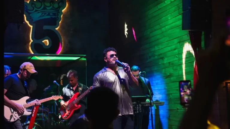 Léo Maia revive os clássicos de Tim Maia em noite animada no Pub 5 Elementos