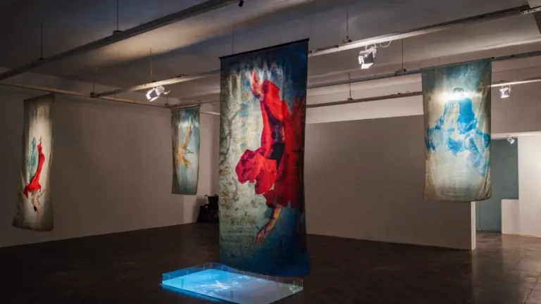 Artista Ana Mundim explora o conceito de “ecologia fotográfica e videográfica” em visita guiada no Museu da Cultura Cearense