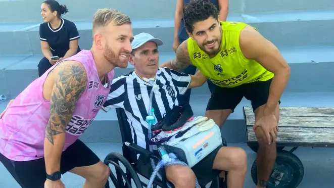 Paciente da Casa de Cuidados do Ceará realiza sonho de conhecer atletas de futebol