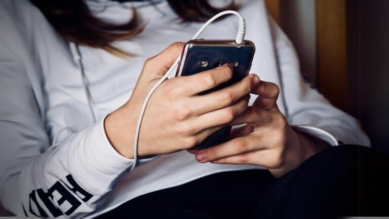 Uso excessivo de telas impacta rendimento escolar e relações sociais de crianças