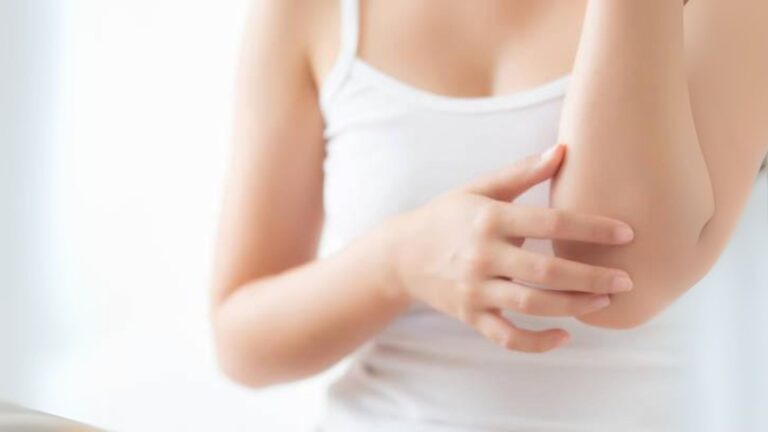 Cuidados com a pele ajudam a prevenir foliculite, manchas e ressecamento
