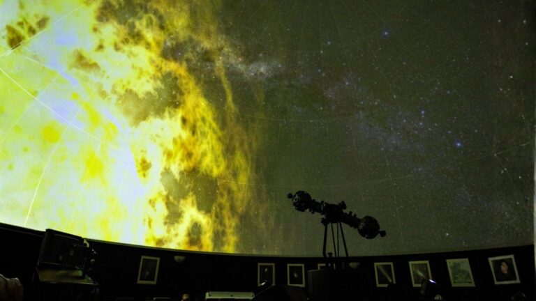 Planetário Rubens de Azevedo realiza sessão especial para professores aposentados