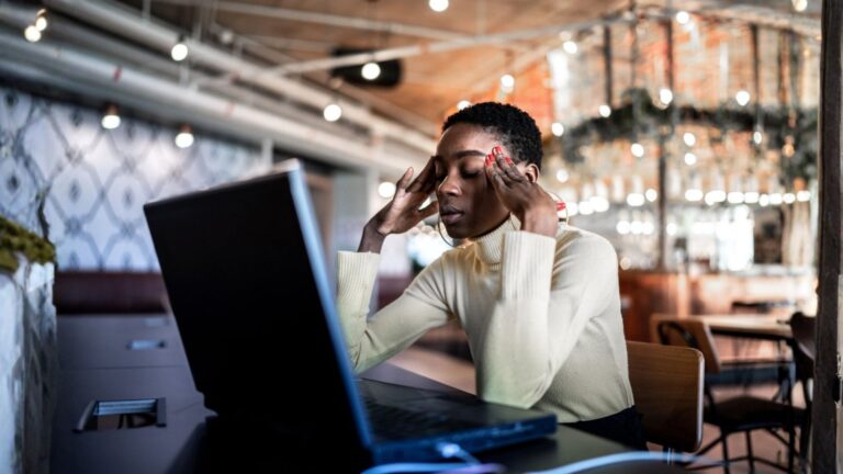 Afastamentos por transtornos mentais crescem 66% e impulsionam cuidado corporativo