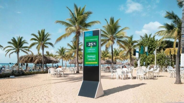 Totem interativo Breeze une hidratação e publicidade em academias e praias de Fortaleza