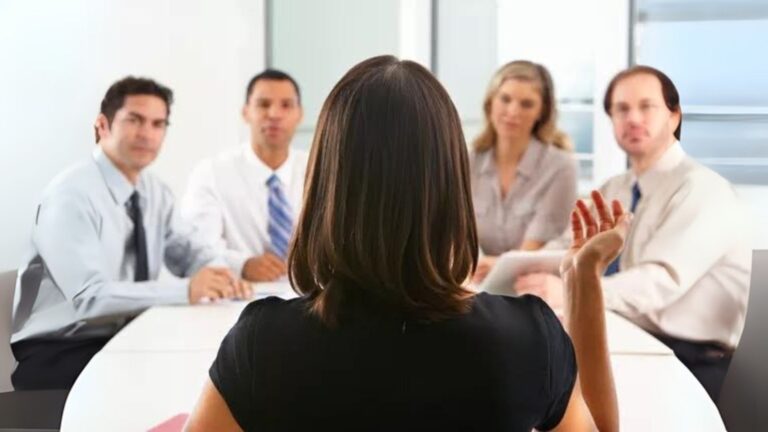 Liderança feminina cresce em bancos e TI, mas desafios seguem em cargos estratégicos