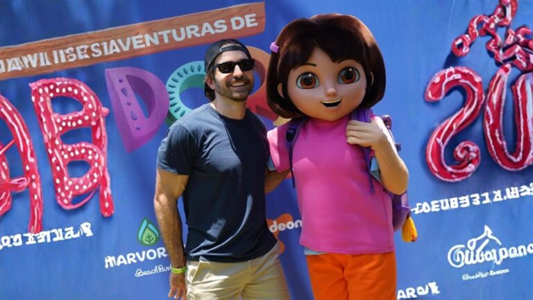 Thales Bretas celebra Dia das Crianças com os filhos no Beach Park