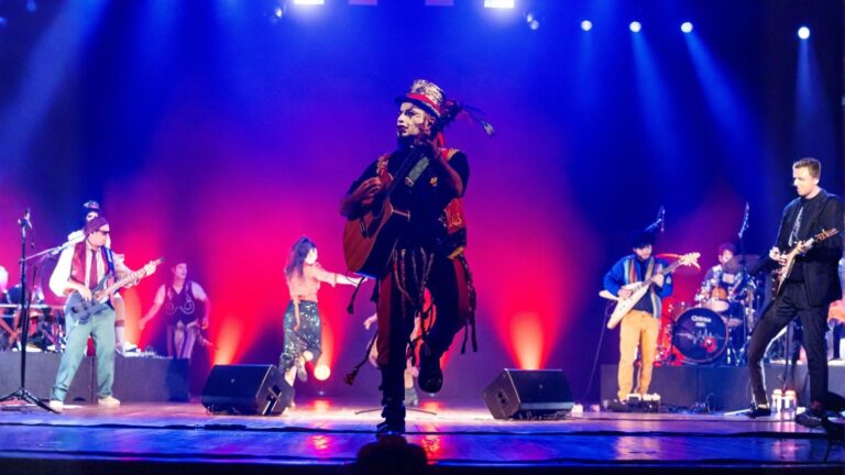 Turnê “O Reencontro”, d’O Teatro Mágico, chega ao Rio com show único no Qualistage