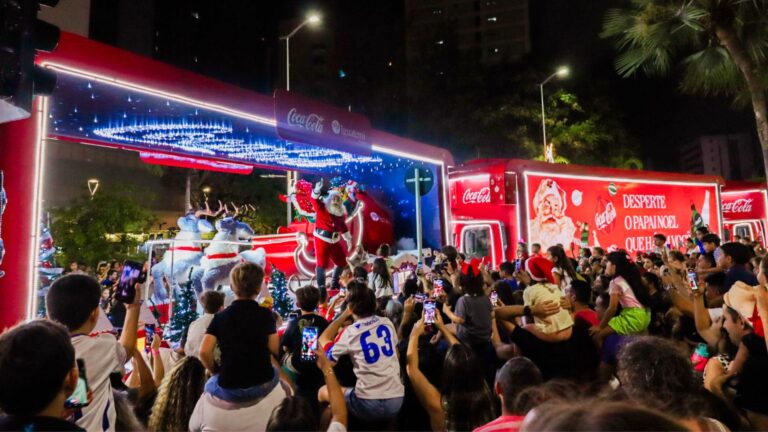 Caravana Coca-Cola marca abertura do Natal na Vila Azul do Mar, no Beach Park