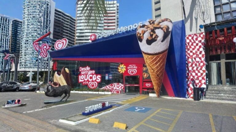 Loja da Pague Menos recebe ambientação especial em campanha de verão da Kibon