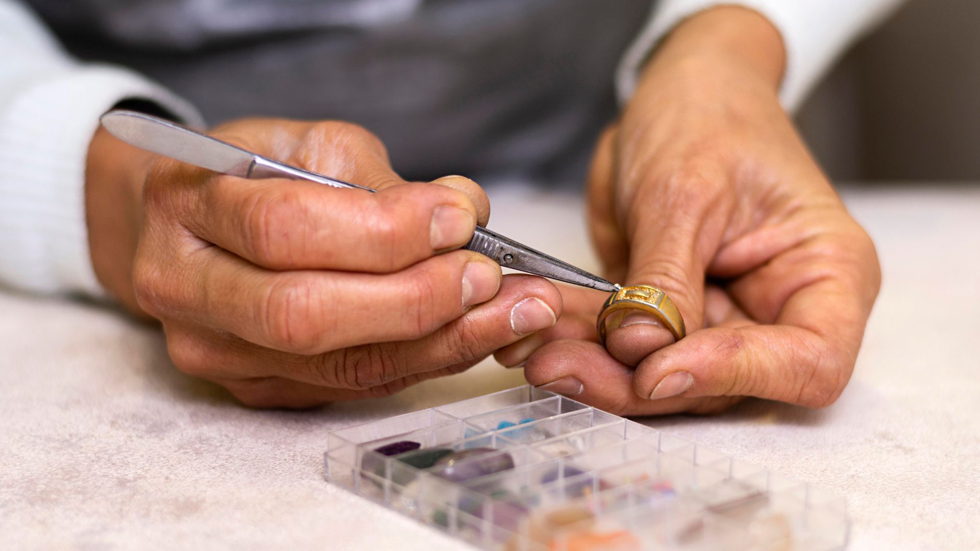 Cuidados essenciais ajudam a preservar joias em ouro, diamantes e gemas