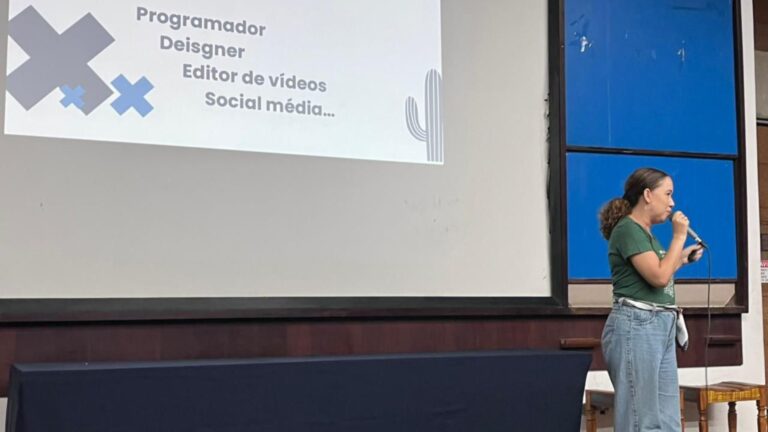 Cearense Erika Souza apresenta soluções jornalísticas no WordCamp 2025